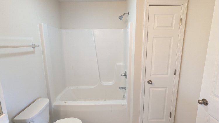 The Sierra IIs - Owner's Bath-Tub-Shower-Linen